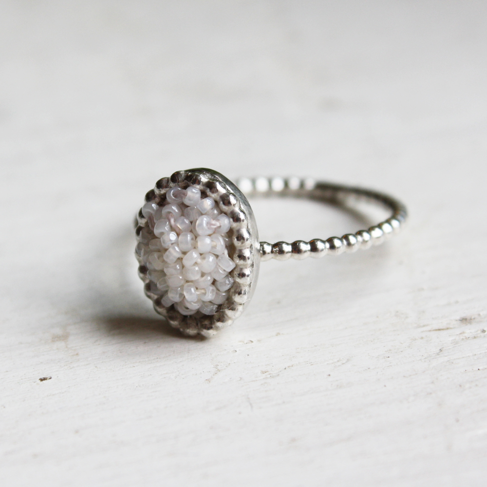 Bague Minéral perles blanches