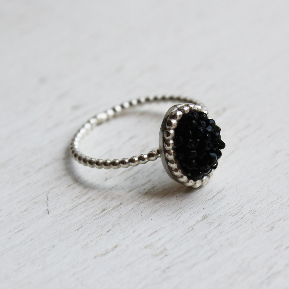 Bague Minéral perles noires