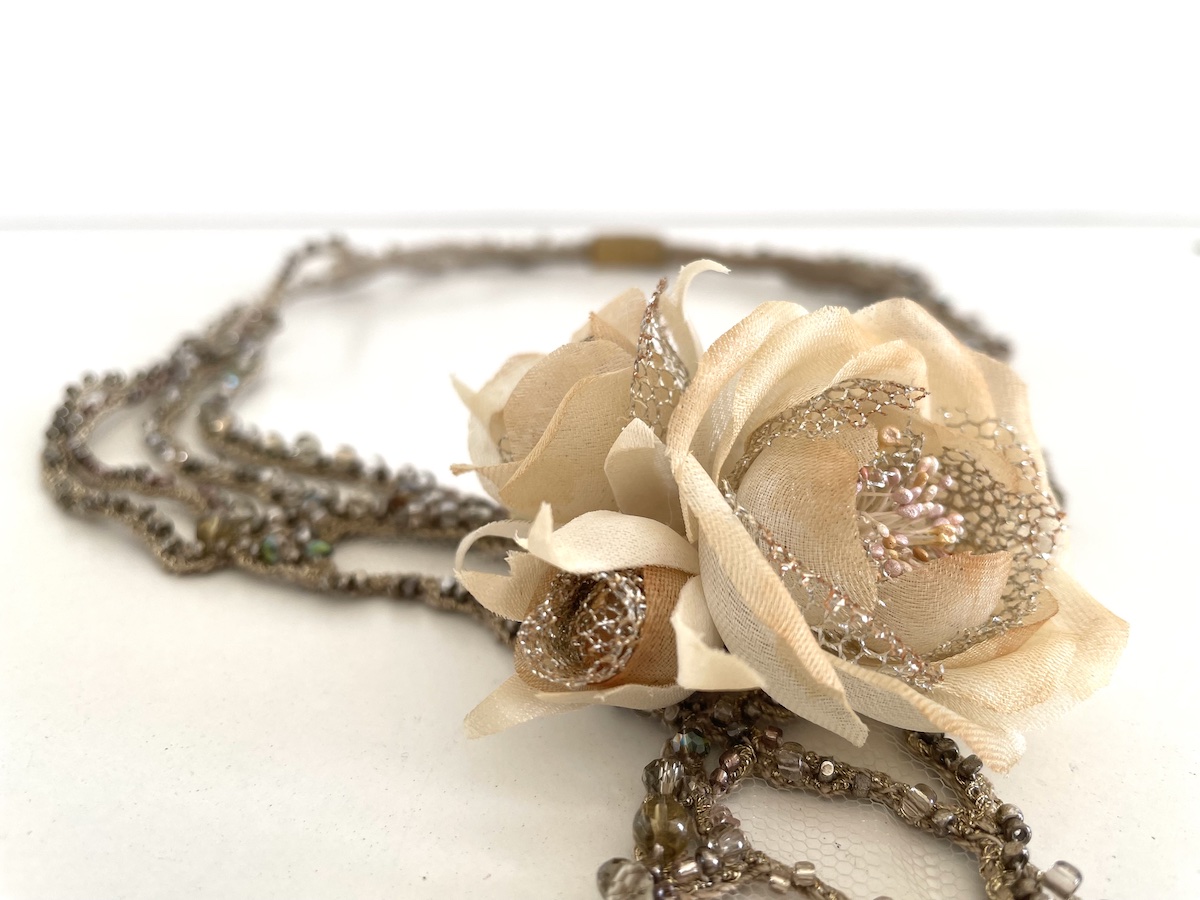 zoom sur collier Exposition JEMA
