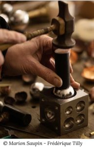 la main de Frédérique à l'atelier