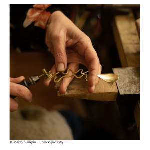 la main de Frédérique à l'atelier